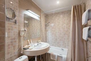 Гостиница Октябрьская Екатеринбург Двухместный номер Делюкс с 1 кроватью или 2 отдельными кроватями и балконом-3