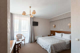 Гостиница Октябрьская Екатеринбург Двухместный номер Делюкс с 1 кроватью или 2 отдельными кроватями и балконом-1